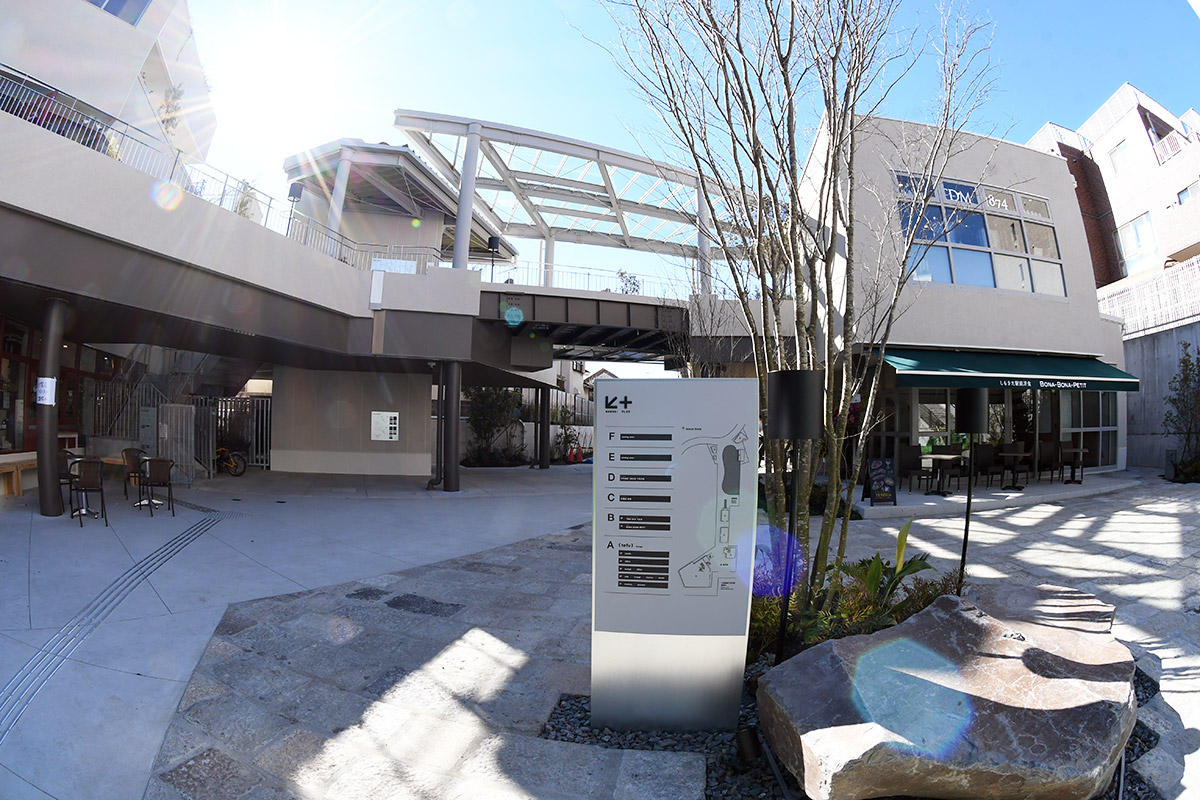 1階正面からの「NANSEI PLUS」、左手が「(tefu)lounge」