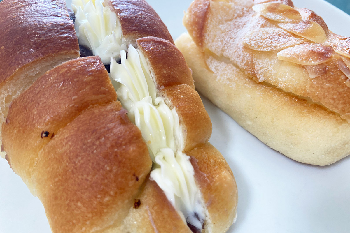  「カリッ！ふわっ！あんバターサンド」340円（税込）と「もちっ！むぎゅっ！ミルクフランス」 270円（税込）