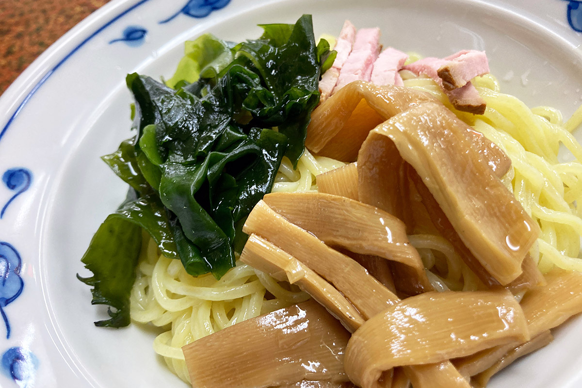 艶やかな中華麺に、大量のメンマ、ワカメ、細切りチャーシュー