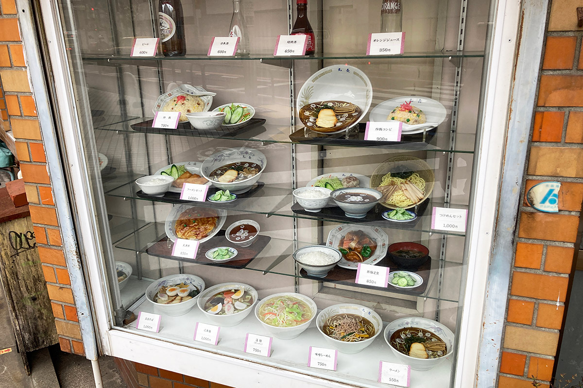 入り口のメニューサンプルも味わい深い