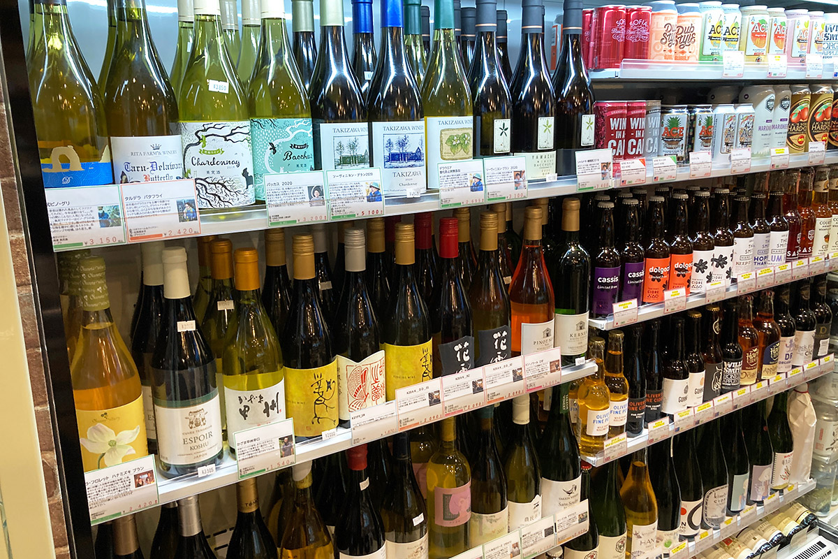 クラフトビール以外にも見たこともない国産ワインがずらり