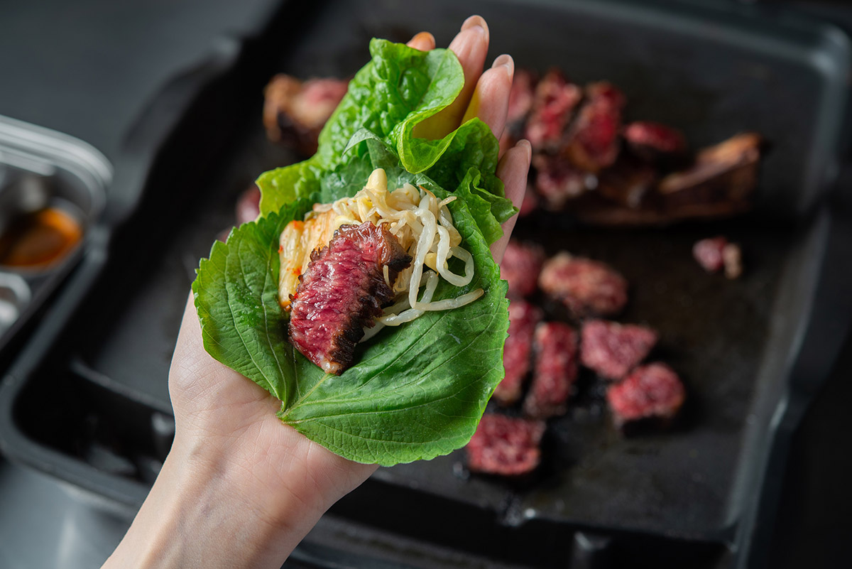 サンチュやエゴマの葉、お好きなトッピングで包んで食べるとより一層美味しくいただけます