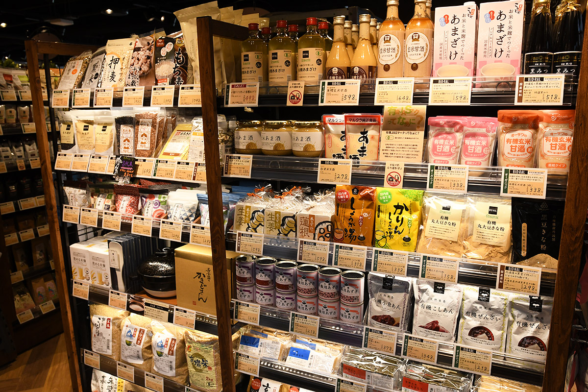ブームの甘酒も複数種類並びます