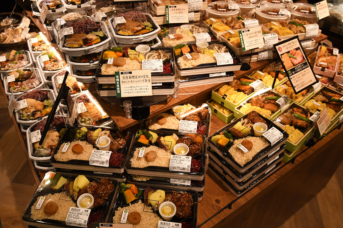 店内で炊飯した有機玄米を使ったお弁当や、塩麹を使ったおかずなど、ヘルシーなお弁当が並びます
