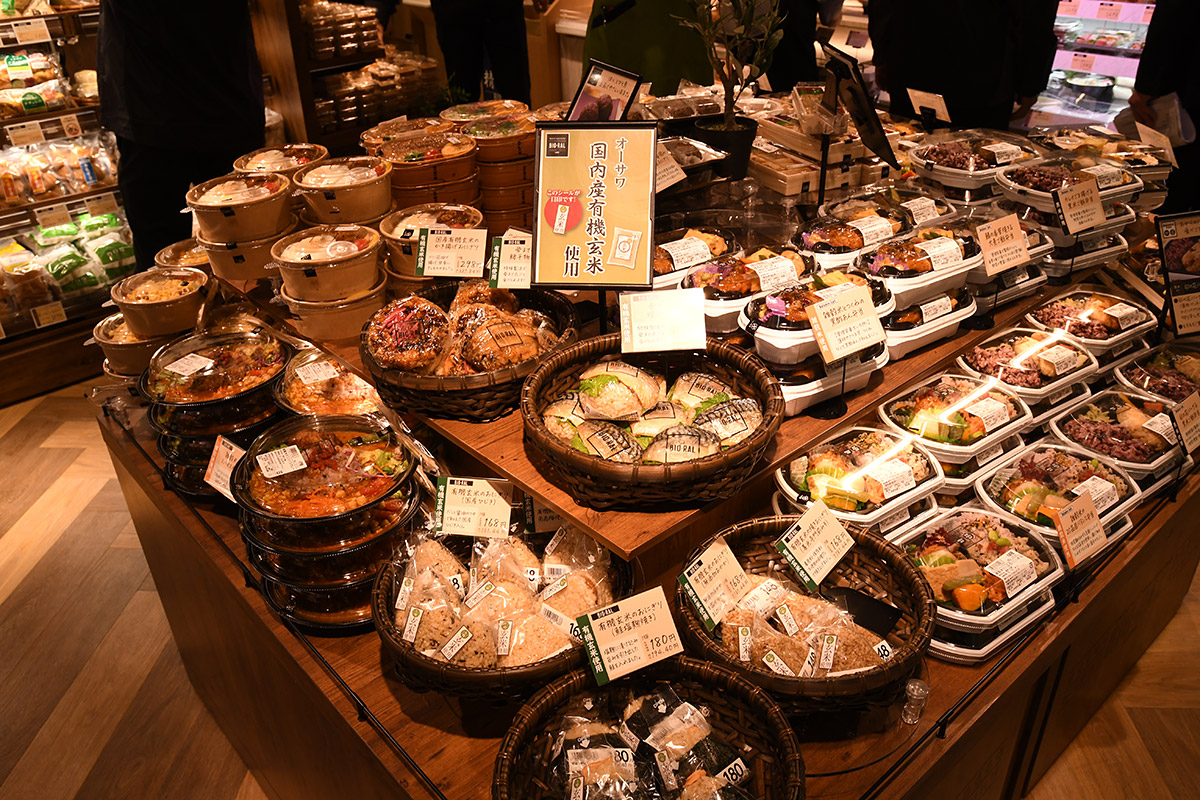 店内のもっとも目立つ場所には、お弁当やお惣菜