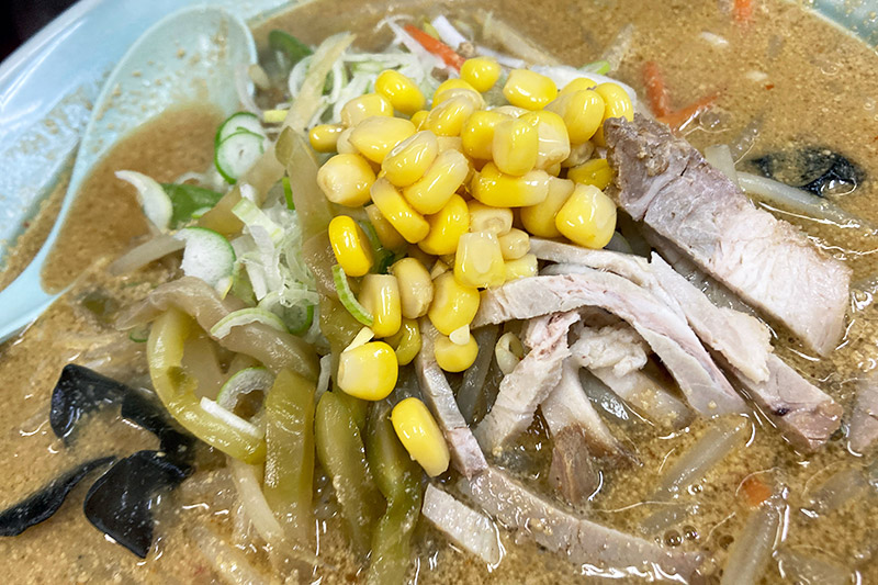 もやし・コーン・キクラゲ・サヤエンドウ・ニンジン、、、もう、なんだかとにかく盛りだくさん野菜