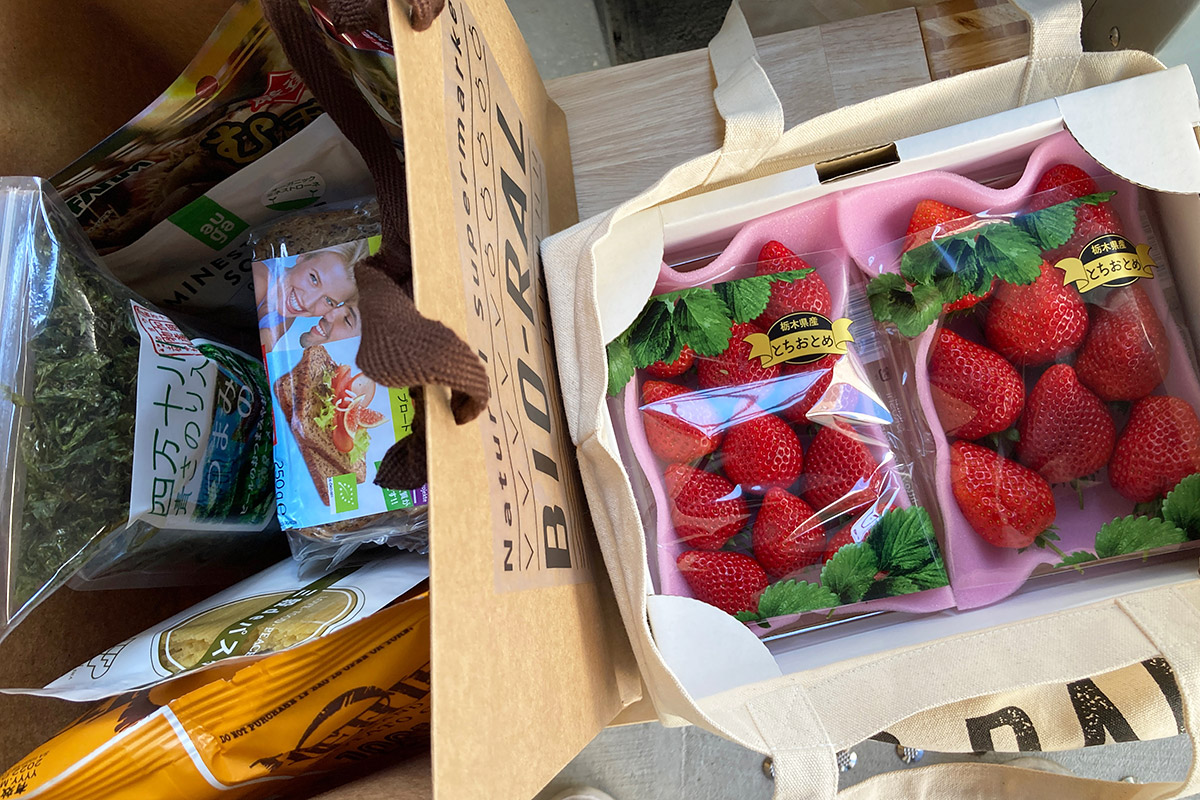 いやー、本当はお弁当を買って帰るつもりでしたが、行列が全然途切れなかったのでビオラルお楽しみ袋ととちおとめを買いましたー。とってもお得!