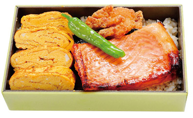 「国産有機玄米と鮭ハラス塩麴焼きの海苔弁当」
国産有機玄米100%使用。塩麴で旨みがアップした鮭ハラスと、店内で焼き上げただし巻き玉子入り。“お弁当・お惣菜大賞2022”で入選しました。