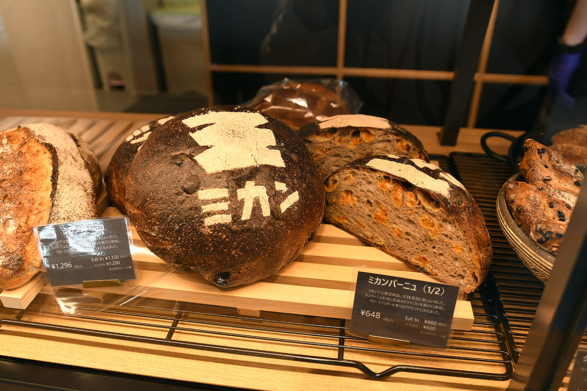 ベーカリー＆カフェ『THE STANDARD BAKERS』には、ミカン下北のロゴをあしらったパンも登場