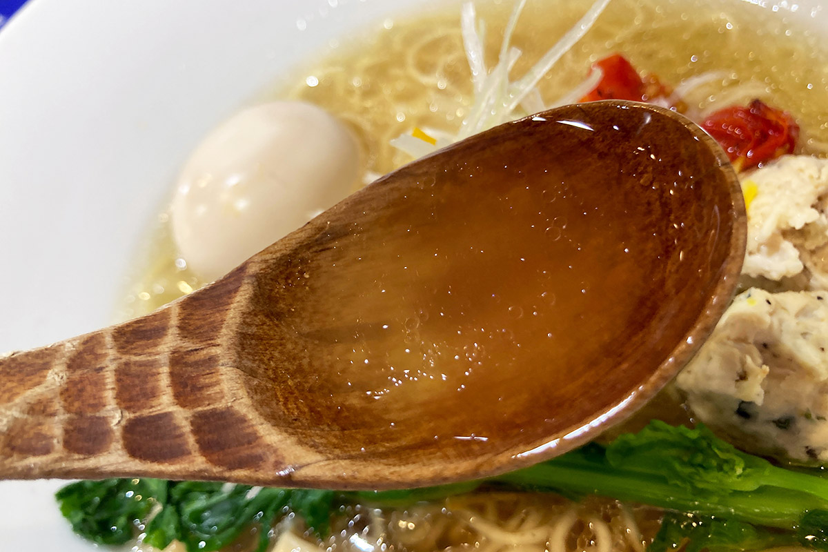 澄んだ鶏清湯ベースのスープ