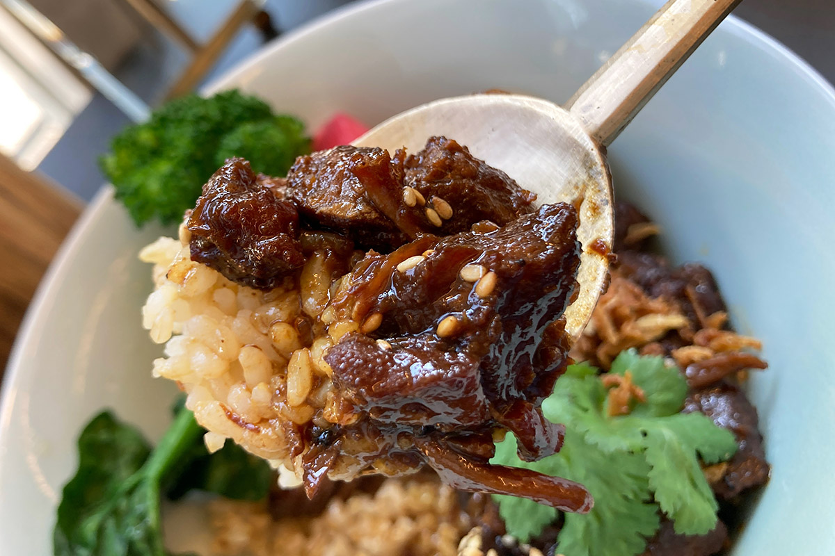 大ぶりのお肉は甘辛く煮込まれ、ご飯に合う! 玄米ご飯にも合う!