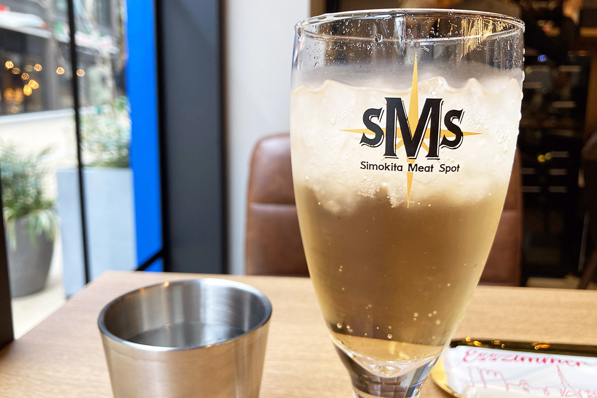 ドリンクのグラスはSHIMOKITA MEAT SPOTのロゴ入り