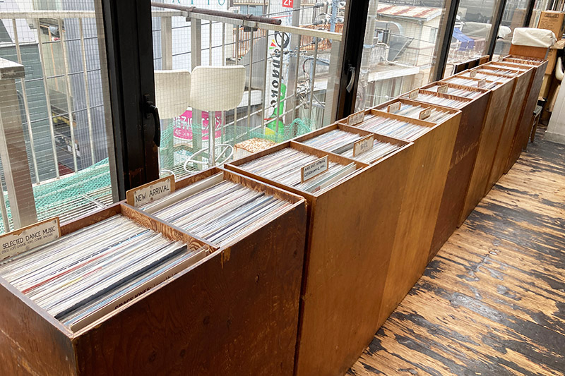 お店にはたくさんのレコードが