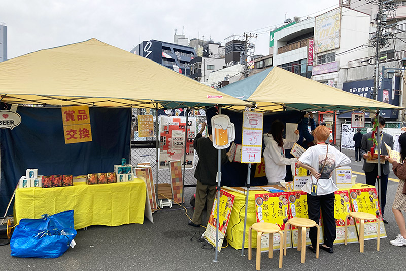 下北沢駅東口前の「下北沢で酒とチーズと激辛料理」受付