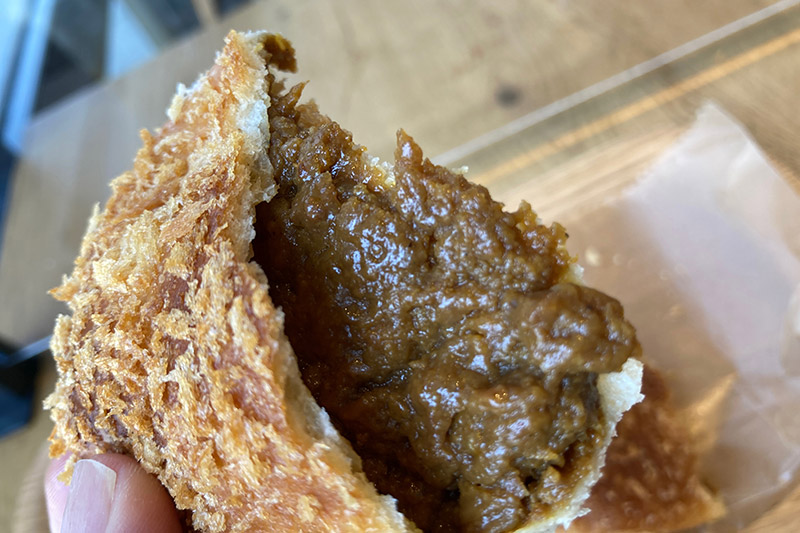 一見揚げていそうですが、焼カレーパンですね