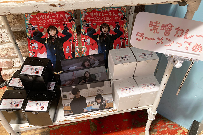 バッジとアクキーはコンプリートBOXもあります