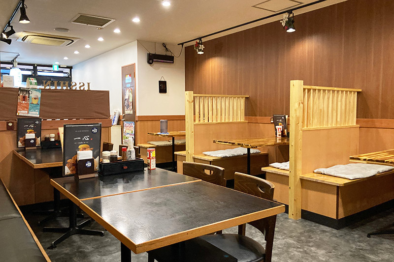 そういえばカウンター席がテーブル席に変更されていました、が、一人で行ってもなんの問題も無いっす