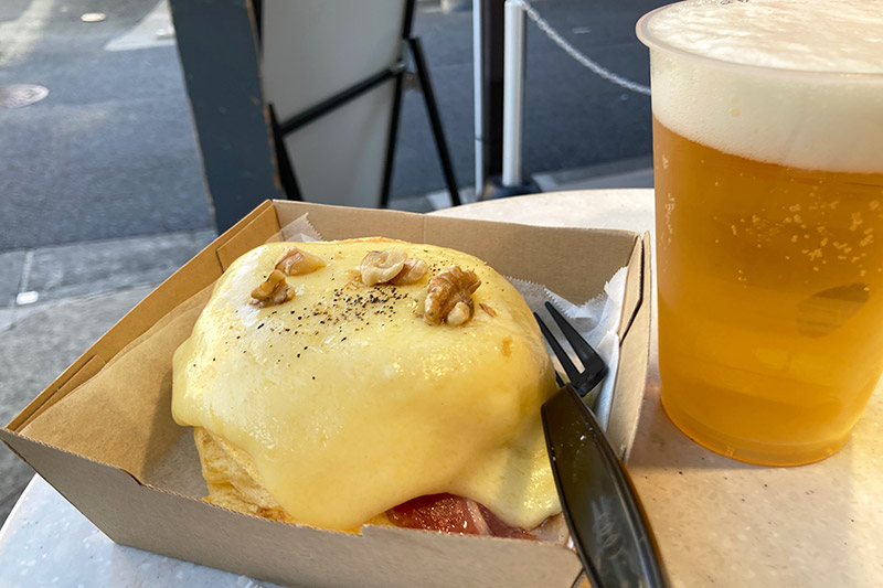 熟成ベーコンにとろりチーズがたまらない「スフレサンド チーズ」と「ハートランドビール」