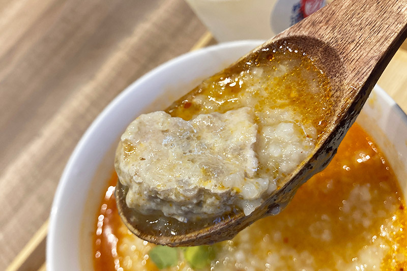 比内地鶏団子は味が濃いなぁ、鶏の旨味がぎゅぎゅっと詰まってる
