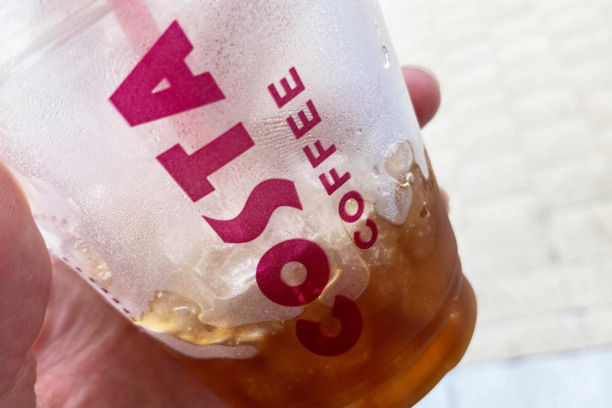 ほとんど飲みきってからの写真で恐縮ですが、COSTA COFFEEも独特な奥深さがあって美味しい