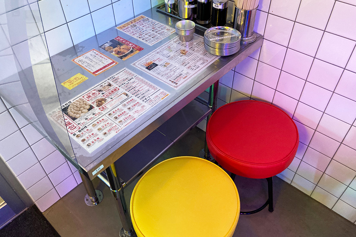 この狭さもなんだか屋台っぽさを演出してるなー