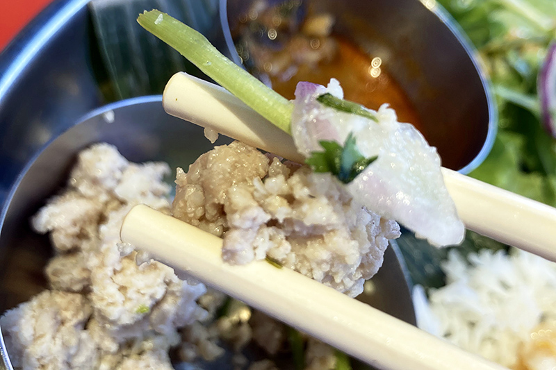 見た目はあっさりなのにパクチーの存在感がとんでもねー、おいしいなぁ
