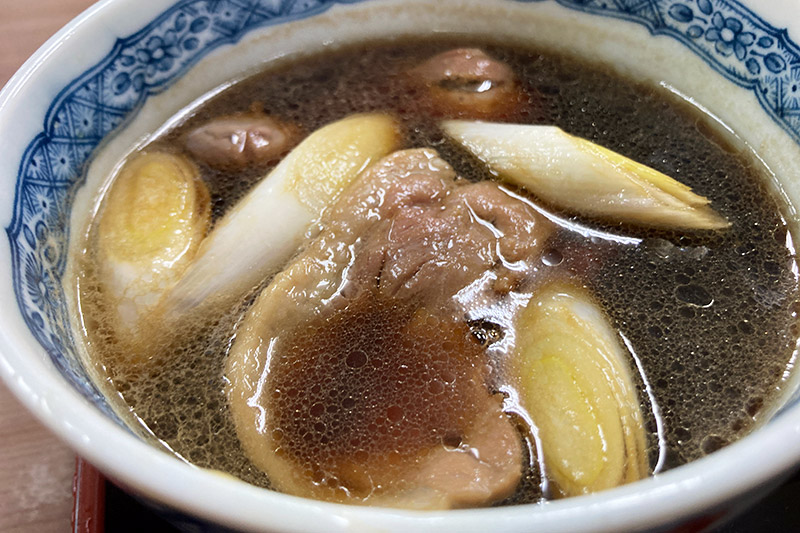 鴨せいろは温かいつけ汁に厚切り鴨肉とネギがたっぷり