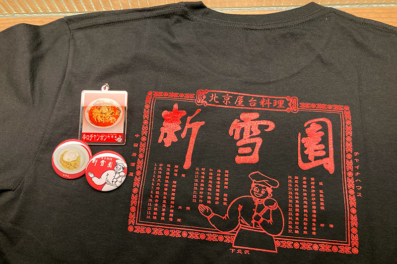 黒Tに辛口チャンポン麺アクキー、お店のロゴ&五目チャーハン缶バッチ