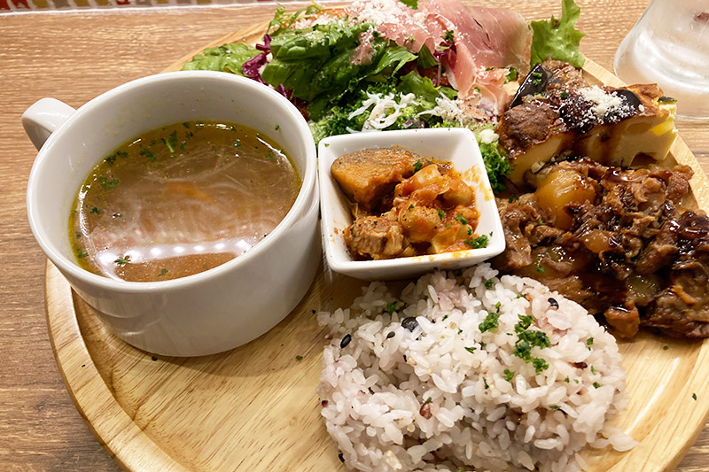 夜も来たくなる美味しさ!ミカン下北『大衆ビストロ ハルタ』のランチプレート