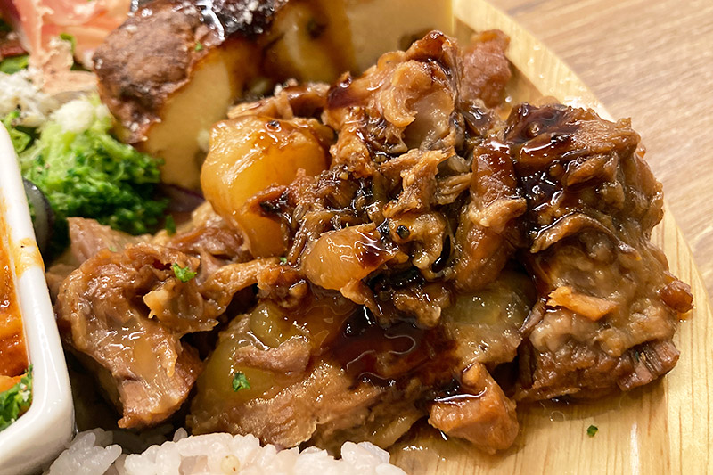 軟骨もとろとろに煮込まれたお肉