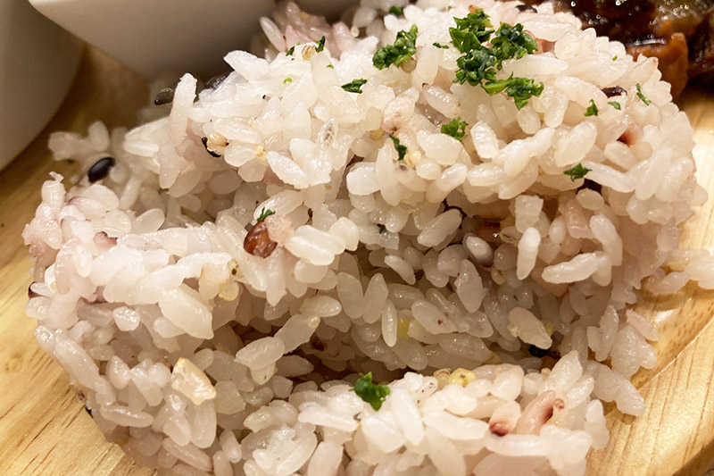 ご飯が雑穀米なのも、ヘルシーで嬉しい