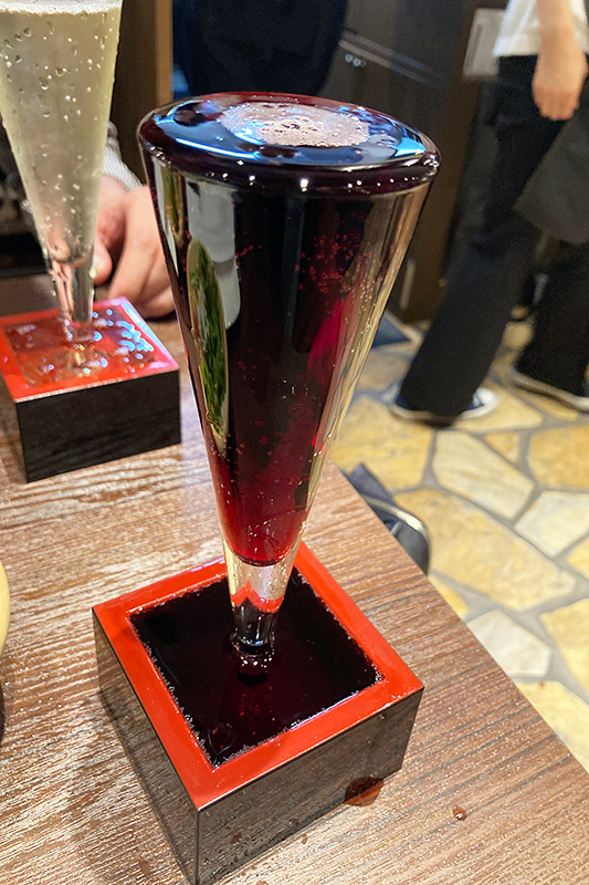 スタッフの女のコから「表面張力」という言葉を聞くとは思いもしなかった、、、これ、注ぐ研修とかするのかな