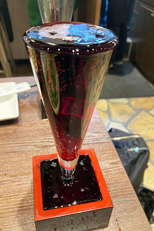 ちなみに、別のスタッフさんが入れてくれたら、とても美しい感じになった。どうやらこの表面張力でギリギリあふれないのが美しいらしく、「勝った」とか言ってた、、、