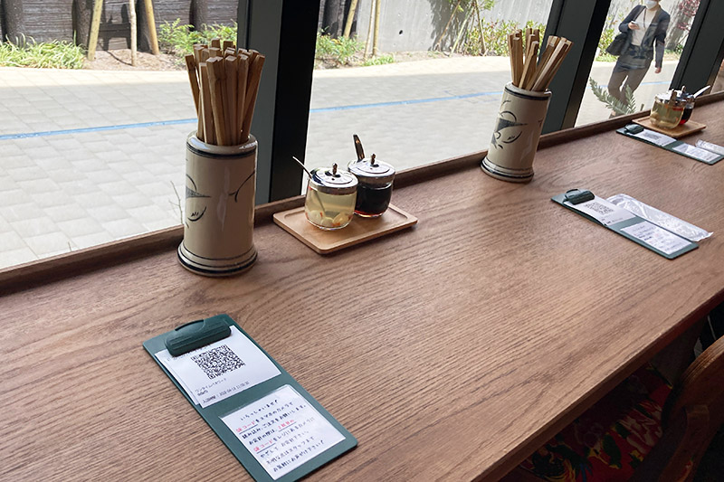 アクセス道路側のカウンター席に座ると、QRコード?