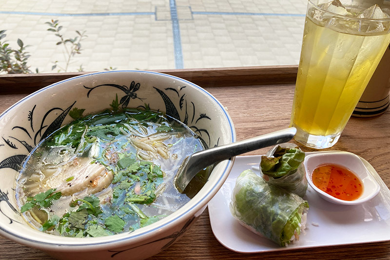 蒸し鶏フォーと生春巻きのセットはす花茶付き