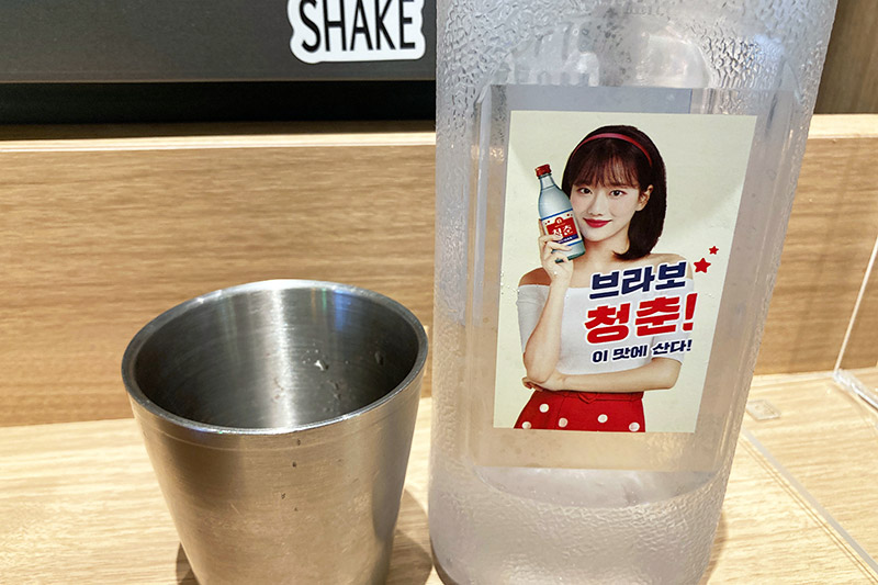 お水はボトルで持ってきてくれたけど、なんて書いてあるのか気になる、めっちゃ気になる