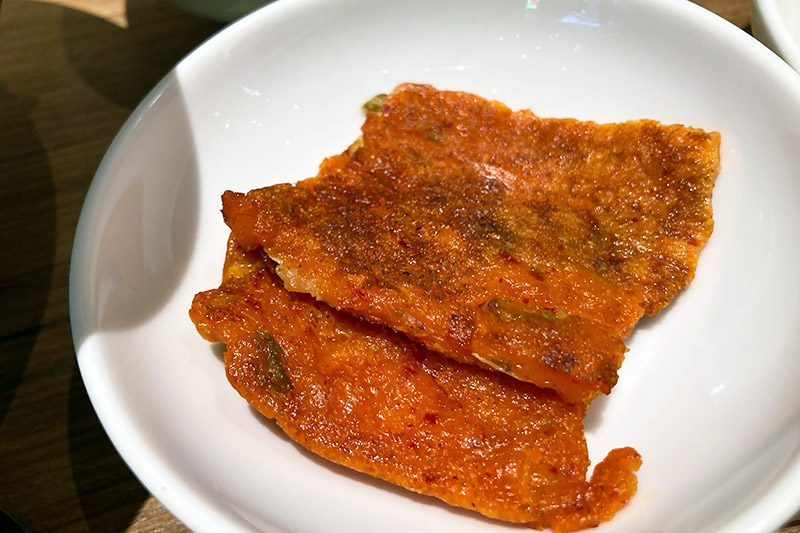 小皿はある意味イメージ通りだったけど、これが謎。たぶん、お魚の練り物なんだろうけど