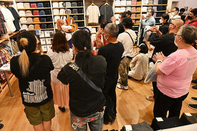 たくさんのファンに加え、お店でお買い物をしていた人たちも加わり大盛り上がり!
