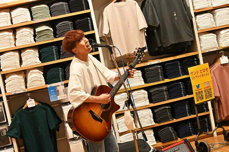 ユニクロ店内に響く歌声、お買い物に来ていた子供が集まってきます