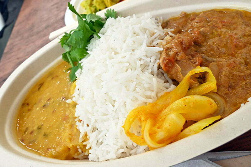 ボリューミーな「チキンとダルのあいがけカレー」