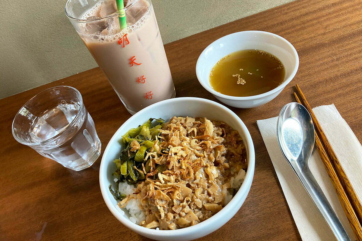 オーダーしたのは魯肉飯(ルーローファン)とセットのプーアールミルクティー