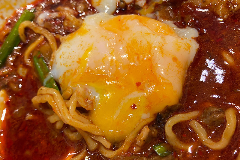 途中で温玉を絡めながら頂くと、一気にまろやかさが加わります