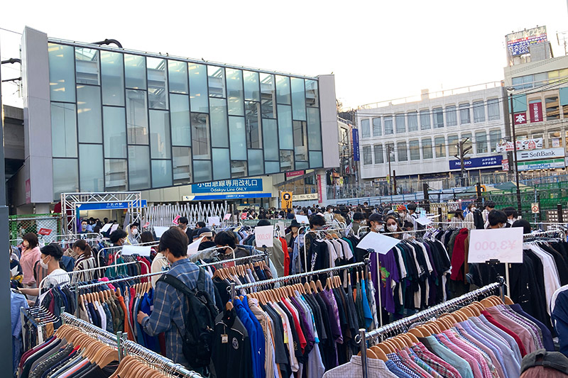 駅前の広場いっぱいに古着が並んでいます。もう、ここを観るだけでもかなりのボリューム