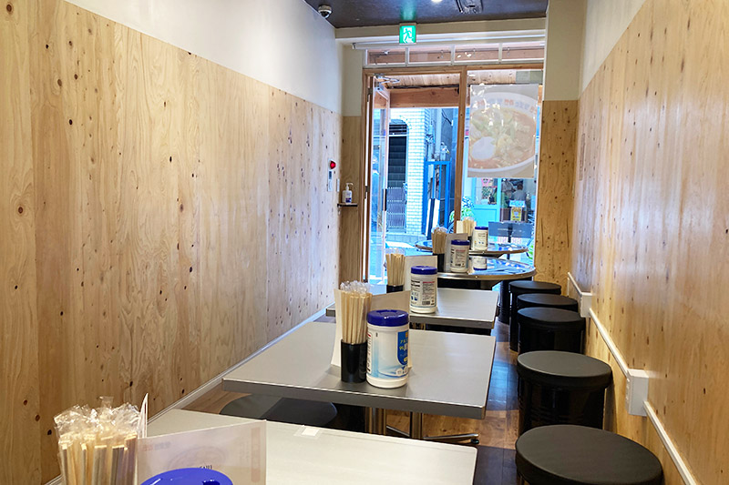 『ラーメン コチュ』店内、テーブル席と