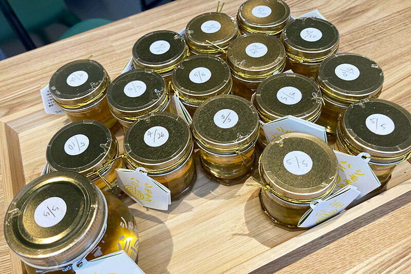 ハチミツは採取日別で販売、採取されたタイミングで花の蜜が異なるので味わいも全く違うそうです