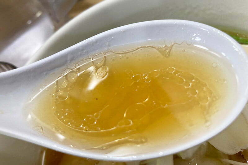 貝の旨味と鴨のコクが感じられるスープ