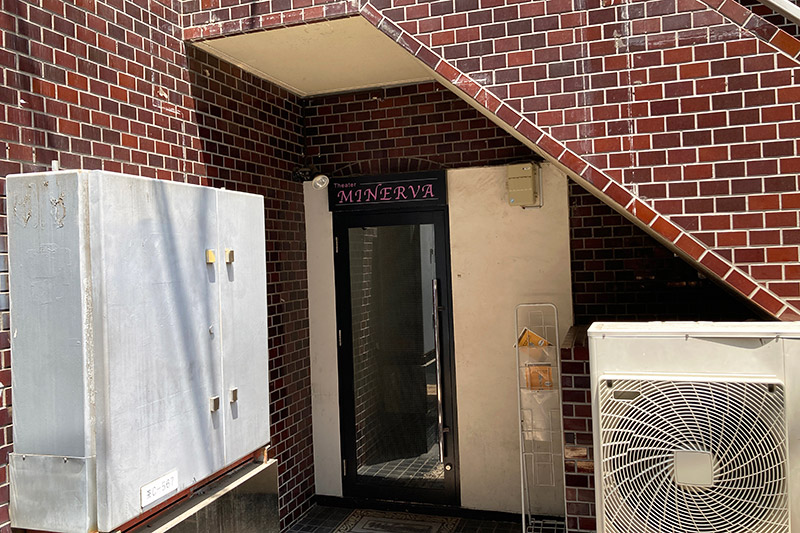 その向かい側のビルにはお笑いライブスペース『シアターミネルヴァ』です。下北沢はお笑いの街でもあります