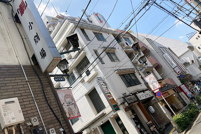 そのまま進むと『「劇」小劇場』、ちなみにその向かいには『小劇場 楽園』があります。そのまま真っ直ぐ進むと左手に『ヴィレッジヴァンガード』がありますが、ここで右手へ。再びあずま通りを『下北線路街』方面に進みます