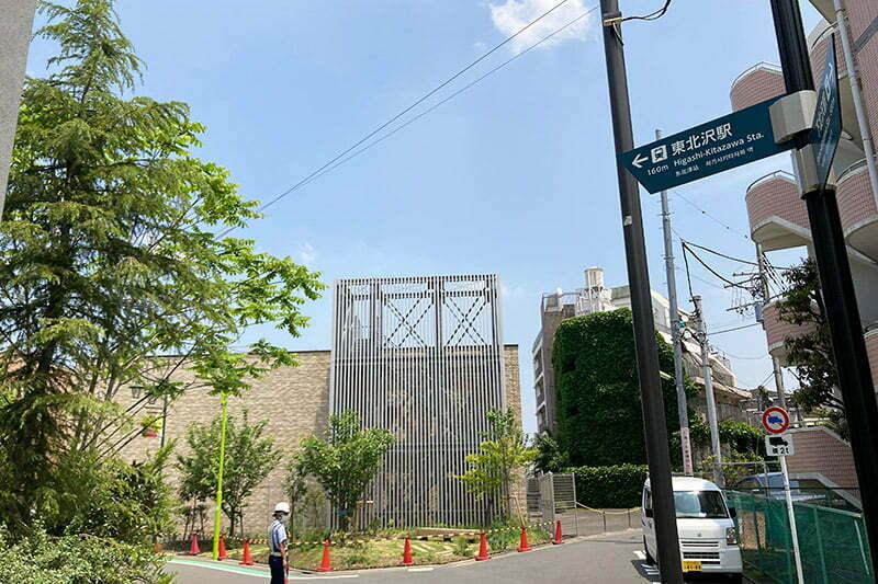 『MUSTARD HOTEL SHIMOKITAZAWA』を抜けると東北沢駅への案内表示が