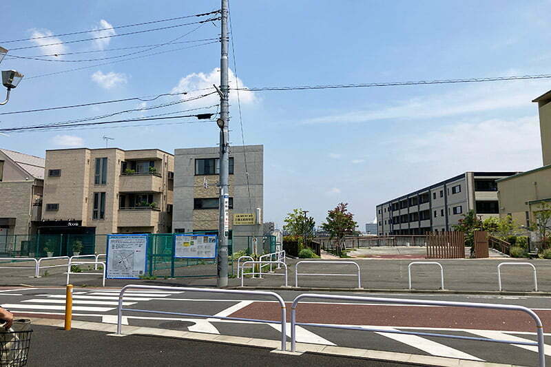 横断歩道を渡りさらに進みます